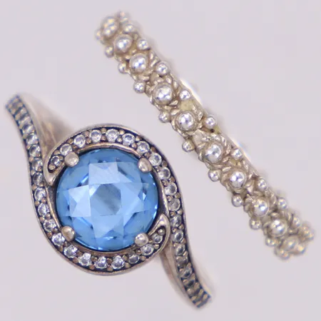 Ring med blå och vita stenar, nagg, stl 16¾, bredd 10mm, Pandora, Ring, stl 18, 925/1000 silver Vikt: 4,5 g