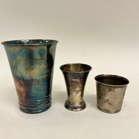 3 Bägare, höjd 5-10cm, missfärgade, gravyr, 830-925/1000 silver Vikt: 136,1 g
