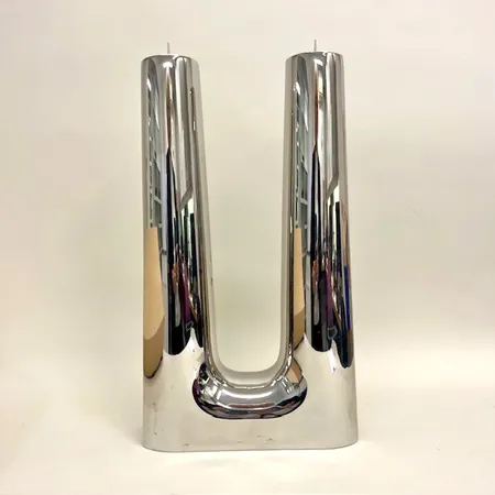 Ljusstake, höjd 44cm, bredd 25cm, modell Copenhagen, Large, repor, märken, dustbag, blankt rostfritt stål, originalkartong. Designades år 1960 av Georg Jensens son, Søren Georg Jensen, först som ett altarljus för moderna Skandinaviska kyrkor men år 2007 uppdaterades ljusstaken till en mer modern version i rostfritt stål för det vardagliga hemmet. Skickas med postpaket.