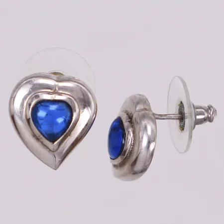Ett par örhängen, YSL, hjärtformade med blå resin, längd 14,5mm, bredd 13mm, ca 1990-tal, snurrebussar i plast, silver 925/1000 Vikt: 5,5 g