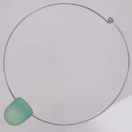 Collier med glassten, Antonia Lindell, längd ca 42cm, bredd 1,4-32mm, vitmetall