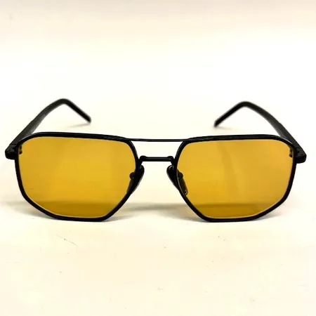 Ett par solglasögon, Prada, pilot, modell SPR59Y, 57¤18, 1BO-0B7, svarta metallbågar, gula glas, originaletui, lätt slitage