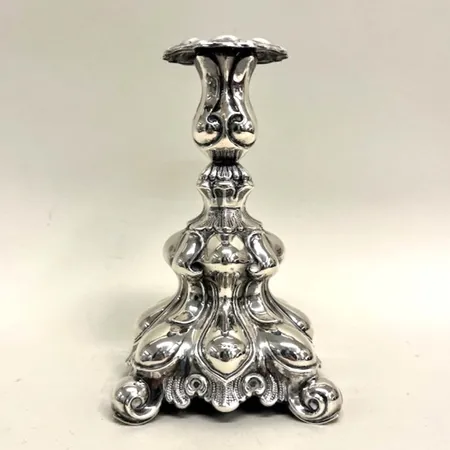 1 Ljusstake, barockstil, höjd 18cm, Svedboms, Vetlanda, år 1957, fylld botten, 830/1000 silver. Bruttovikt 489,4g Vikt: 489,4 g