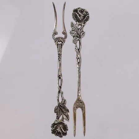 1 cocktailgaffel, längd 11cm, modell Ros, GEWE, Malmö, 1 cocktailgaffel, längd 11,5cm, 830/1000 silver Vikt: 18,8 g