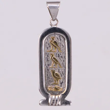 Hänge med hieroglyfer, längd 41mm, bredd 13,3mm, tvåfärgad, ostämplat, 18K  Vikt: 4,4 g