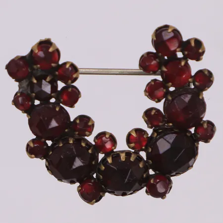 Brosch med granater, längd 30,7mm, bredd 34,6mm, oädel metall, tennlödningar