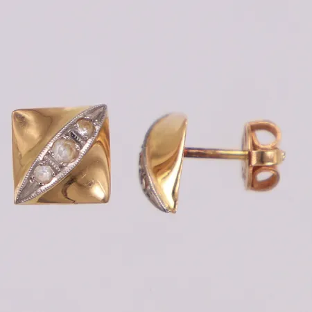 Ett par örhängen med vita stenar, 8x8mm, 18K Vikt: 1,6 g