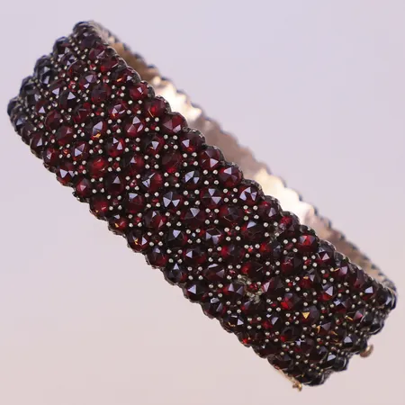 Stelt armband med granater, innermått 59x55mm, öppningsbar, säkerhetskedja, ask, oädel metall 