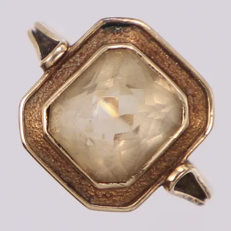 Ring med ljusgul sten, stl 18, bredd 1,6-14,2mm, slitage, 14K  Vikt: 3,7 g