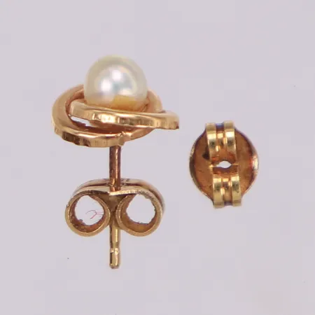 Ett örhänge med pärla, 8mm, en snurrebuss, 18K Vikt: 0,8 g