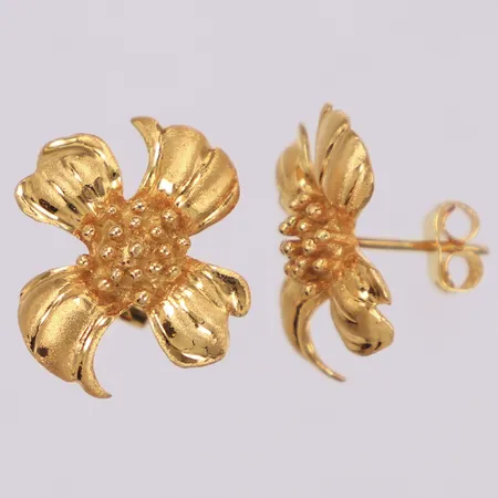 Ett par örhängen blommor, längd 17mm, bredd ca 15mm, ostämplat, 18K  Vikt: 3,6 g