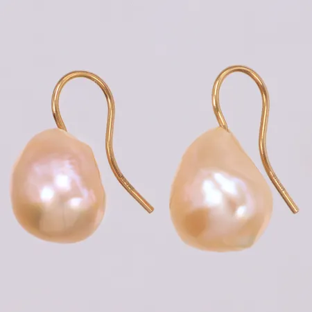 Ett par örhängen med odlade barocka pärlor, längd ca 24mm, pärlor ca 15x14mm, krokar, 18K  Vikt: 7,3 g