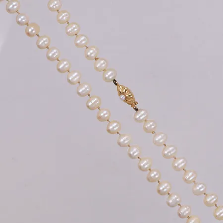 Pärlcollier med odlade semi-barocka pärlor ca Ø7,4-8mm, längd 49,5cm, i behov av omträdning, ytslitage på pärlor, lås i 18K  Vikt: 30,9 g