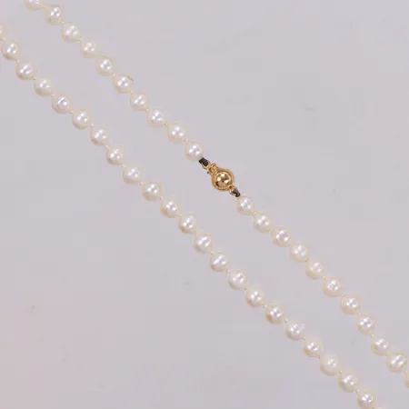 Pärlcollier med odlade pärlor ca Ø5,2-5,9mm, längd 48cm, några pärlor med slitage, lås i 18K Vikt: 17,4 g