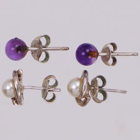 Ett par örhängen med lila kulor Ø5,7mm, Ett par örhängen med pärlor, 8,9mm, 830/1000 silver Vikt: 2,8 g