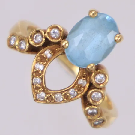 Ring med ljusblå sten och diamanter 8xca0,02ct, 7xca0,01ct, stl 17½, bredd 1,9-17,5mm, 18K  Vikt: 6,3 g