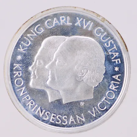 Mynt, 200kr år 1999-2000, Kung Carl XVI Gustaf, Kronprinsessan Victoria, Ø36mm, etui, silver 925/1000 Vikt: 27,3 g