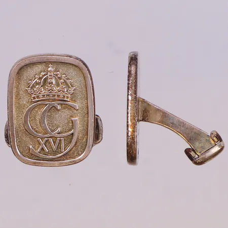Ett par manschettknappar med Kung Carl Gustaf XVIs monogram, längd 20,8mm, bredd 15,5mm, Guldfynd, etui, silver 925/1000 Vikt: 14,1 g