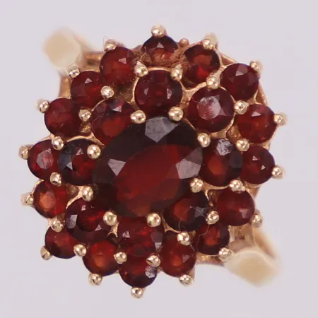 Ring med granater, stl 18¼, bredd 1,9-17mm, 14K  Vikt: 4,3 g