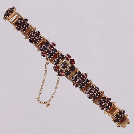 Armband med granater, längd 19cm, bredd 9,5-13,5mm, fröpärlor, Heribert Engelbert, förgyllt silver 830/1000 Vikt: 18,2 g