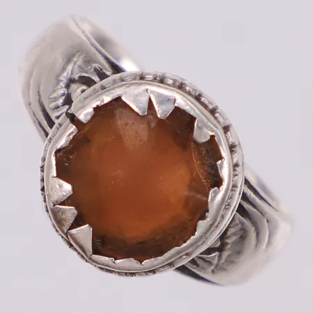 Ring med orange sten, stl 16¾, bredd 4,2-14mm, skev, defekt, silver  Vikt: 8 g