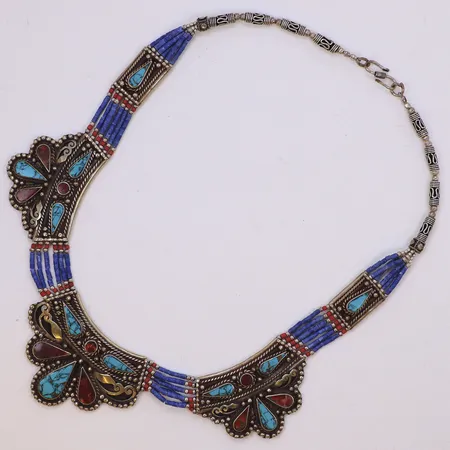Collier med stenar, längd ca 47cm, bredd ca 4,5-41,5mm, vitmetall 