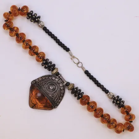 Collier med stenar, längd ca 51cm, bredd ca 65mm, vitmetall
