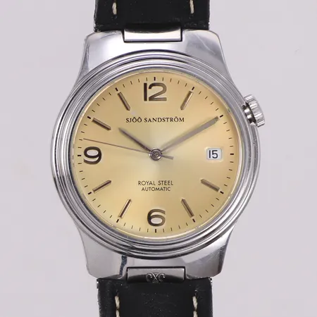 Herrur, Sjöö Sandström Royal Steel, stål, 37mm, automatisk, datum (återställer ej korrekt), urtavla något missfärgad, 1990-tal, svart läderband, box, inga övriga tillbehör 