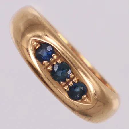 Ring med blå stenar, stl 17¾, bredd 2,2-6,4mm, 18K  Vikt: 5,5 g