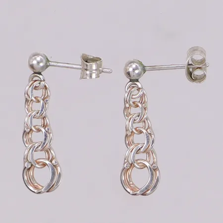 Ett par örhängen Bismarck, längd ca 21mm, bredd 3-6mm, silver 925/1000 Vikt: 1,2 g