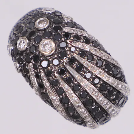 Ring med svarta och vita diamanter, 0,47+1,95ctv enligt gravyr, stl 17, bredd 4,6-13,8mm, vitguld, enstaka stenar med smånagg, 18K  Vikt: 11 g
