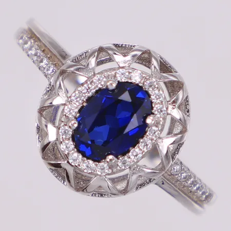 Ring med blå och vita stenar, stl 18¼, bredd 13mm, 925/1000 silver Vikt: 2,9 g