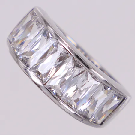Ring med cubik zirkonia, stl 18¾, bredd 9,1mm, 925/1000 silver Vikt: 8,3 g