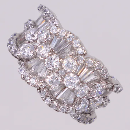 Ring med vita stenar, stl 17½, bredd 13,8mm, 925/1000 silver Vikt: 8,2 g