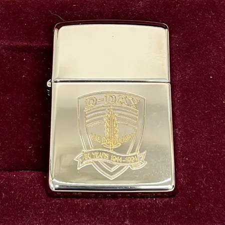 Tändare, Zippo, Limited Edition D-Day, Normandy 50 years 1944-1994, 5,5x4cm, silver- och guldpläterad, made in USA, informationskort, originaletui