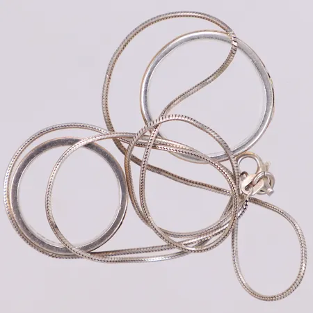 Kedja, 2 Ringar gravyr, defekt, silver 925/1000 Vikt: 15,7 g