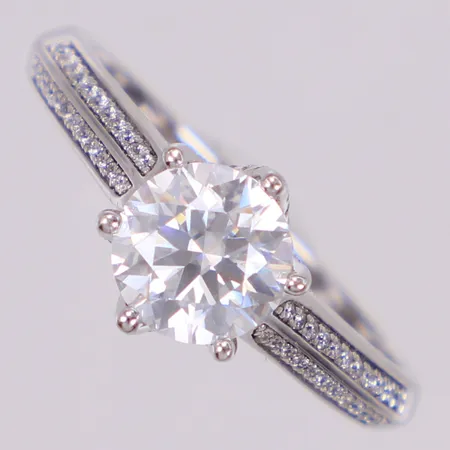 Ring med moissanite, stl 19, bredd 2,2-9,2mm, silver 925/1000 Vikt: 3,4 g