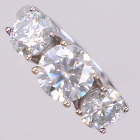 Ring med moissanite, stl 18½, bredd 2,2-7,8mm, silver 925/1000 Vikt: 3,4 g