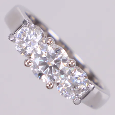 Ring med moissanite, stl 19¼, bredd 3,6-6,5mm, silver 925/1000 Vikt: 6,8 g