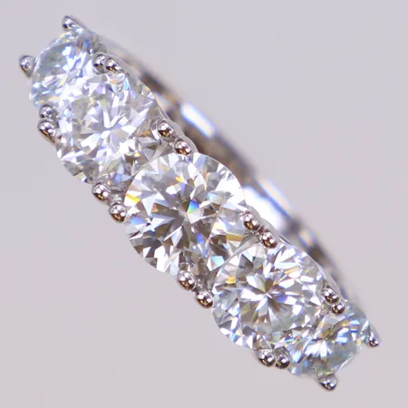 Ring med moissanite, stl 18½, bredd 2,7-6,4mm, silver 925/1000 Vikt: 4,3 g