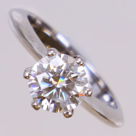 Ring med moissanite, stl 18, bredd 2,8-9,6mm, silver 925/1000 Vikt: 4,2 g