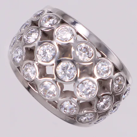 Ring med vita stenar, stl 17¾, bredd 4,6-15,8mm, silver 925/1000 Vikt: 9,1 g