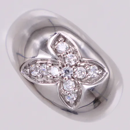 Ring med vita stenar, stl 17½, bredd 4,8-13,6mm, silver 925/1000 Vikt: 8,9 g
