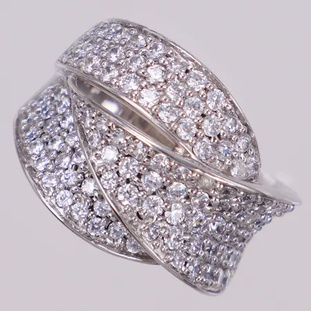 Ring med vita stenar, Sif Jakobs, stl 18, bredd 5,6-17,3mm, originalask, silver 925/1000 Vikt: 9,8 g