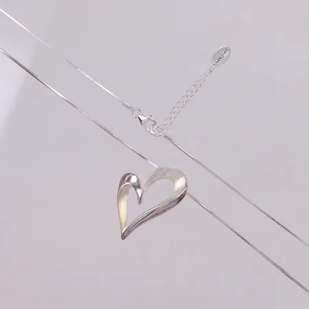 Collier med hänge, hjärta, längd 43cm, GHA, 925/1000 silver Vikt: 8,6 g