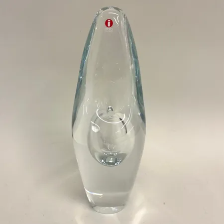 Skulptur/vas, Orkidé, Timo Sarpaneeva (1926-2006), klarglas, Iittala Finland, höjd 23,5cm, signerad och numrerad 9/1996, designad år 1954, etikettmärkt  Skickas med postpaket.