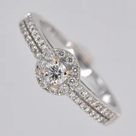 Ring vitguld, diamanter ca 1x0,10ct, 10x0,01ct, 32x0,005ct, stl 15½, sliten skena, bör omrodieras, 18K Vikt: 2,4 g