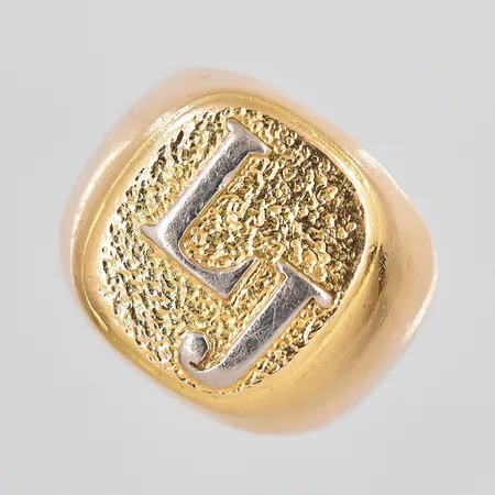 Klackring, monogram LJ, stl 18½, skev skena, 18K Vikt: 9,9 g