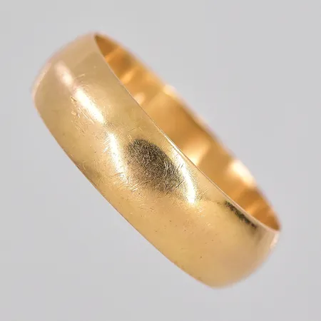 Ring, stl 18½, bredd 6mm, personligt graverad, 18K Vikt: 4,9 g