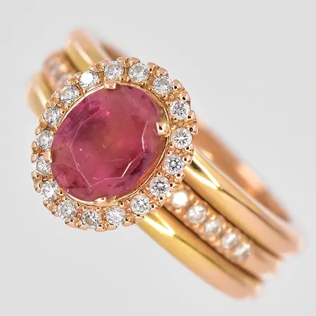 Ring roséguld, rosaröd sten, diamanter ca 27x0,01ct, stl 17¾, bredd ovandel 11mm, skenans bredd 6,2mm, Ateljé 15 AB, 18K Vikt: 13 g